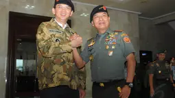 Usai pemasangan baret, Panglima TNI Jenderal Moeldoko dan Gubernur DKI Jakarta Basuki Tjahaja Purnama atau Ahok melakukan salam komando, Jakarta, Jumat (12/12/2014). (Liputan6.com/Herman Zakharia)