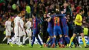 Para pemain Barcelona merayakan kemenangan usai pertandingan melawan PSG pada leg kedua babak 16 besar Liga Champions di stadion Camp Nou, Spanyol (9/3). Barcelona menang 6-1 (agregat 6-5). (AP Photo/Emilio Morenatti)