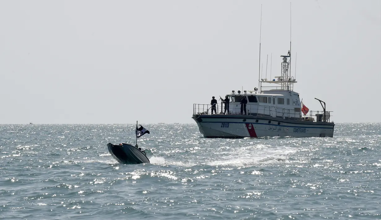 Sebuah kapal permukaan tak berawak (USV) T-12 Man-Portable Tactical Autonomous Systems (MANTAS) berlayar di perairan Teluk di depan kapal Penjaga Pantai Bahrain saat latihan angkatan laut bersama antara Komando Armada ke-5 AS dan pasukan Bahrain, 26 Oktober 2021. (MAZEN MAHDI/AFP)