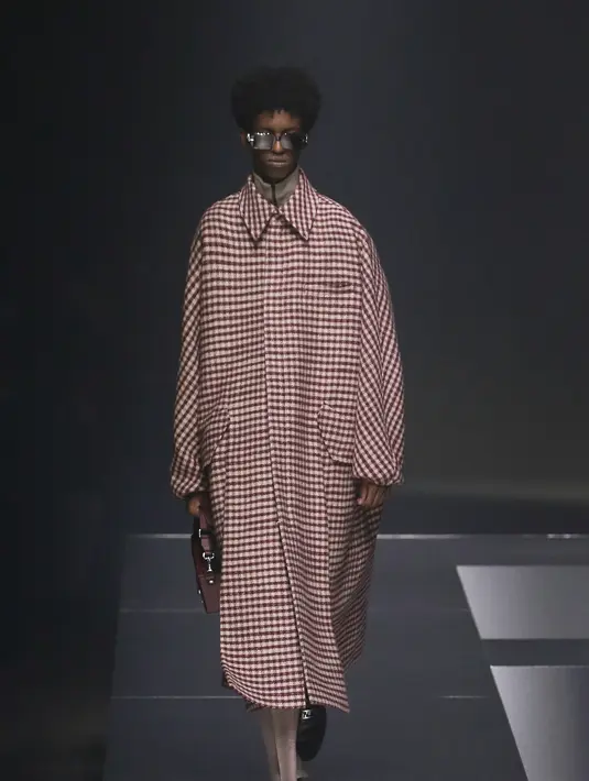 Kain dan tenun tradisional seperti vichy check tweed dan setelan houndstooth, satin tuxedo trim dan striped silk jacquard diubah dengan ribbed sleeves, cable knit ensemble, dan motif rantai O'Lock sebagai monogram yang baru. Foto: Document/FENDI.