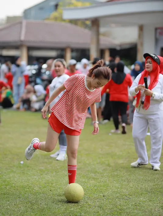 "Slide terakhir, tapi tetap cantik," tulis siifatmh_. "Yang terakhir. Tetap cantik malah kayak pemain profesional," tulis ijah_mak_e. "Masya Allah ayu memang kerennnnn,"  tulis nelisdubai5. [Instagram/ayutingting92]