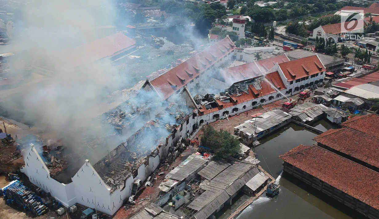 Foto udara memperlihatkan kepulan asap masih terlihat dari kebakaran yang melanda Museum Bahari, Jakarta Utara, Selasa (16/1). Api pertama kali diketahui oleh petugas kebersihan. (Liputan6.com/Arya Manggala)
