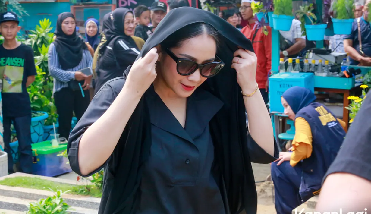 Kehadiran Nagita Slavina juga menarik perhatian warga sekitar. Nagita tak berlama-lama di pemakaman. Sekedar informasi, Ibunda Jeje meninggal dunia pada Senin (11/12) pukul 08.30 WIB. Pemakaman dilaksanakan setelah menunggu Jeje pulang Inggris. [Foto;KapanLagi.com®/Muhammad Akrom Sukarya]