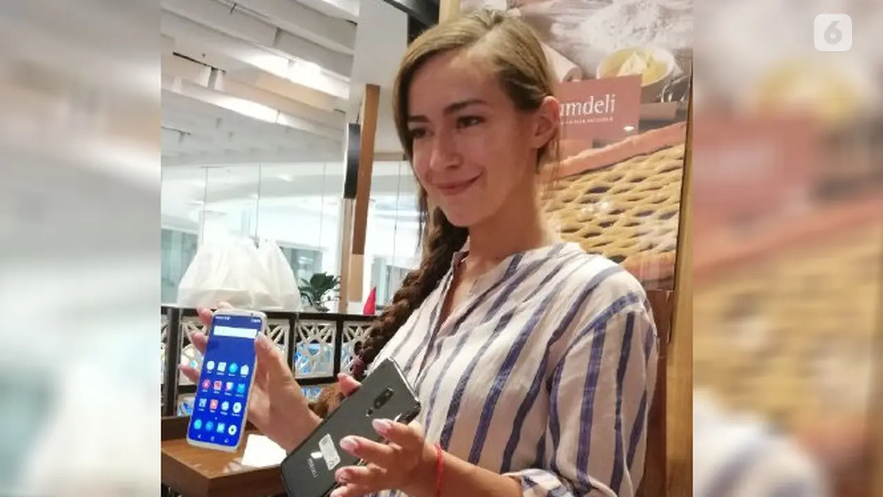 Marketing Global Meizu, Nika Muraveva, memegang Meizu 16th.