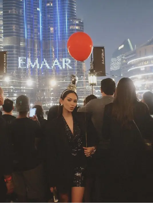 Alyssa Daguise merayakan malam tahun baru di Dubai bersama kekasihnya. Alyssa tampil mengenakan jumpsuit sequin dipadukan oversize blazer hitam. [@alyssadaguise]