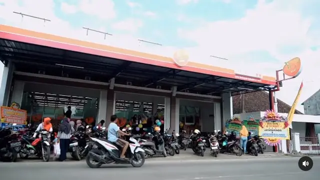 7 Potret Yeni Inka Resmikan Bisnis Minimarket Pribadi, Banjir Doa