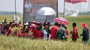Ketua Umum PDI Perjuangan Megawati Seokarnoputri (tengah) saat panen raya padi MSP di Indramayu, Jawa Barat, Kamis (4/4). Megawati memberikan dukungan penuh pada penelitian di sektor pangan. (Liputan6.com/HO/Iwan)