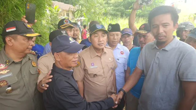 Wakil Wali Kota Depok, Chandra Rahmansyah berdiskusi dengan dua kelompok warga yang sempat bersitegang soal jembatan jalan, Cilodong, Depok.