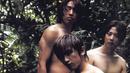 Shinhwa mengejutkan publik saat mereka berfoto dengan konsep Wild. Mereka   terlihat berpose sambil bertelanjang dada di hutan. (Foto: koreaboo.com)