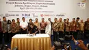 Direktur PT KAI Edi Sukmoro menandatangani perjanjian kerja sama antar bank sindikasi di Jakarta, Jumat (29/12). Kerja sama antar bank tersebut sebesar 19,25 triliun. (Liputan6.com/Angga Yuniar)