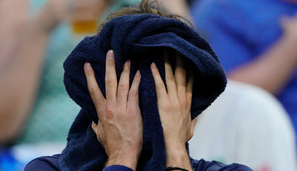 Petenis Rusia Daniil Medvedev mengelap wajahnya saat pertandingan babak keempat melawan Alex de Minaur (Australia) pada kejuaraan tenis AS Terbuka, Senin, 4 September 2023, di New York. (AP Photo/Eduardo Munoz Alvarez)