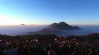 Suasana Gunung Prau dipadati pendaki yang ingin merayakan HUT RI 70 di puncak Gunung ini