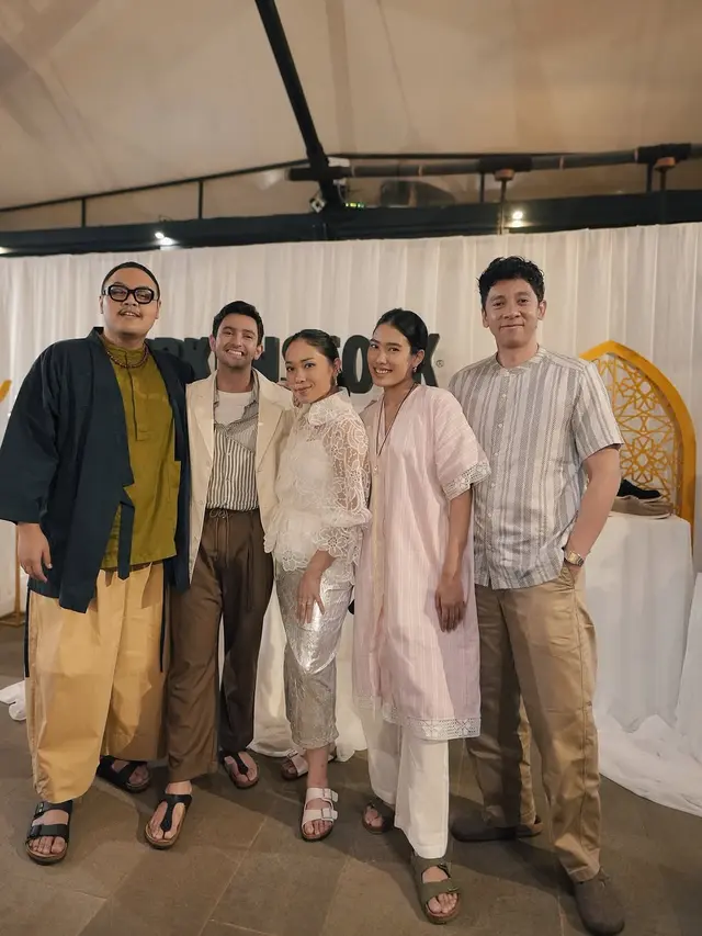 Inspirasi Gaya Modest Wear untuk Ramadan ala Ayla Dimitri dan Omar Daniel dengan Sandal Birkenstock