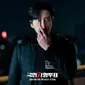 Drama ini juga dibintangi Park Hae Jin yang berperan sebagai Kim Moo Chan, seorang pemimpin tim investigasi di sebuah kantor polisi provinsi. Dalam still cut terbaru, dia terlihat berkomunikasi dengan seseorang melalui walkie-talkie. Matanya yang tajam mengisyaratkan keparahan di lokasi. (Foto: SBS via Soompi)