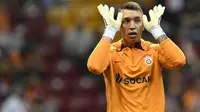 Fernando Muslera, kiper asal Uruguay berusia 37 tahun yang kini tengah menjalani musim ke-13 bersama Galatasaray masih menjadi andalan klubnya di Liga Turki sejak didatangkan dari Lazio pada awal musim 2011/2012. Hingga kini ia telah tampil dalam 483 laga bersama Galatsaray di semua ajang dengan torehan 172 kali clean sheet dan kebobolan 516 gol. Pada musim 2023/2024 sendiri ia telah mencatatkan 11 kali clean sheet dari total 27 laga di semua ajang kompetisi. (AFP/Yasin Akgul)