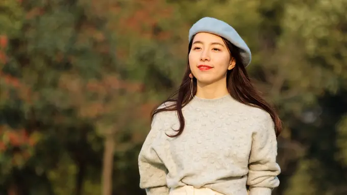 tersenyum bahagia tenang kalem mandiri