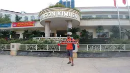 Seorang The Jakmania berpose di depan Hotel Saigon Kimlien tempat Persija Jakarta menginap di Vinh, Vietnam, Selasa (6/3/2018). Persija akan melawan wakil Vietnam, Song Lam Nghe An pada laga Piala AFC. (Bola.com/Reza Khomaini)