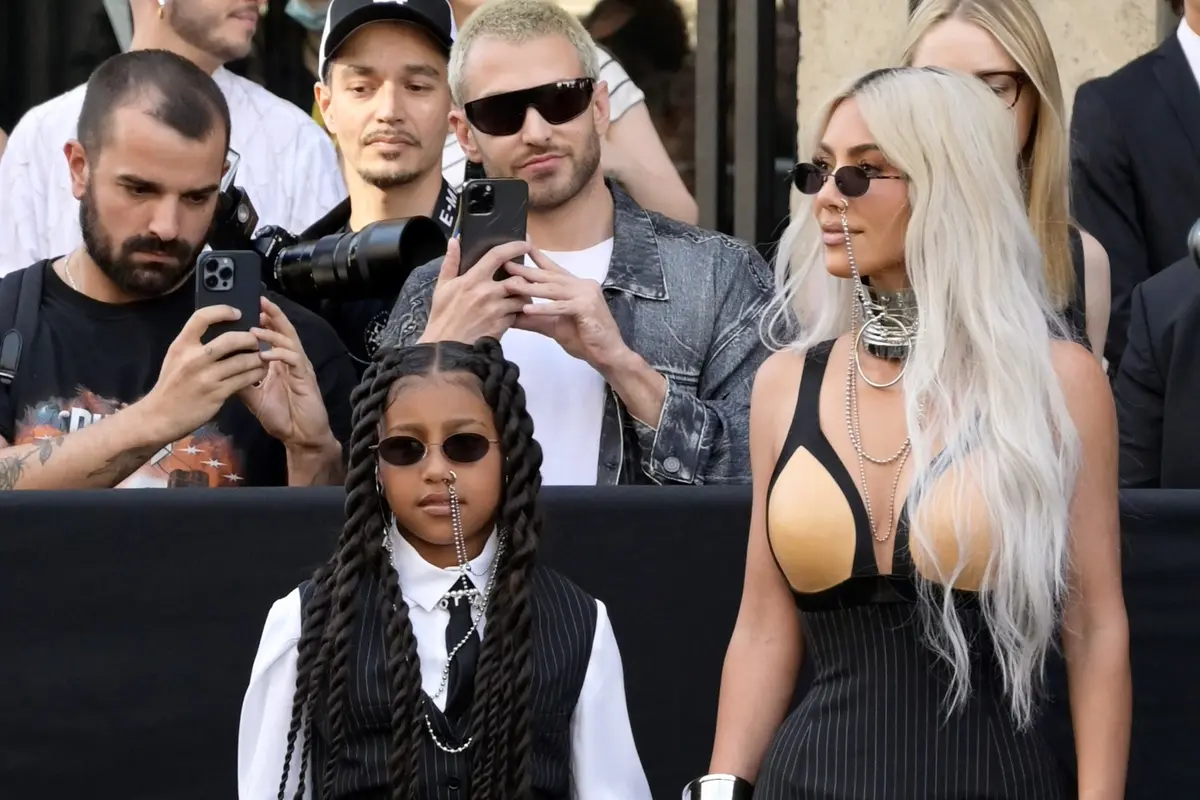 Kim Kardashian dan North West Eksis di Paris Fashion Week 2023, Kompak Pakai Anting Hidung Nyentrik