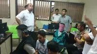 Dua terduga teroris asal Pekanbaru yang akan menyerang Mako Brimob Kelapa Dua Depok Jabar ditangkap Densus 88 AT dan Polda Sumsel, saat berada di Palembang (Liputan6.com / ist - Nefri Inge)