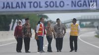 Presiden Joko Widodo didampingi Menteri BUMN Rini Soemarno (tengah) dan Wakil Gubernur Jawa Tengah Taj Yasin Maimoen (kedua kanan) saat peresmian ruas Tol Sragen-Ngawi di kilometer 538 jalan tol Solo-Ngawi, Rabu (28/11). (Liputan6.com/Angga Yuniar)