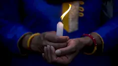 Seorang wanita menyalakan lilin untuk menghormati para korban gempa Nepal di Boudha Stupa, Kathmandu, Nepal, (7/5/2015). Gempa berkekuatan 7,8 yang meluluhlantakkan Nepal pada 25 April 2015 lalu. (REUTERS/Athit Perawongmetha)
