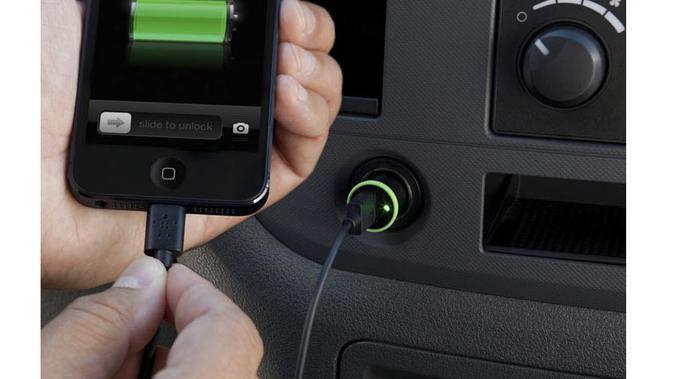Car charger (Sumber: iGeekBlog)