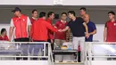 <p>Calon pemain naturalisasi Timnas Indonesia Nathan Tjoe-A-On (ketiga kanan) berjabat tangan dengan Ketua Umum PSSI, Erick Thohir saat jeda babak pertama laga Kualifikasi Piala Dunia 2026 zona Asia antara Timnas Indonesia melawan Brunei di Stadion Utama Gelora Bung Karno (SUGBK), Senayan, Jakarta, Kamis (12/10/2023). PSSI sejak beberapa waktu lalu dikabarkan ingin menaturalisasi Tjoe-A-On. Meski demikian, Shin Tae-yong menegaskan bahwa ia ingin melihat kualitas Nathan Tjoe-A-On lebih dahulu. (Bola.com/Bagaskara Lazuardi)</p>