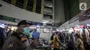 Polisi menggunakan pengeras suara untuk menghimbau protokol kesehatan kepada pengunjung Blok B Pasar Tanah Abang, Jakarta, Minggu (2/5/2021). Petugas gabungan memperketat penjagaan di pintu masuk Blok A dan B Pusat Grosir Tanah Abang guna mencegah kerumunan pengunjung. (merdeka.com/Iqbal S Nugroho)