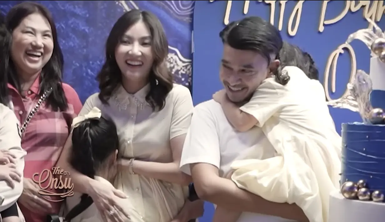 "Daann pas Ayah udah sampe, ternyata Doa Cici Thalia dan persembahan lagu dari Koko Betrand buat Ayah bikin haru huhu.," tulisnya dalam diskripsi video. [Youtube/The Onsu Family]