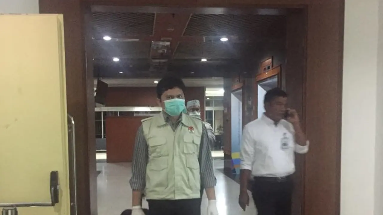 Penyidik Komisi Pemberantasan Korupsi (KPK) melakukan penggeledahan di Kantor Pusat PT PLN (Persero). Foto: Istimewa