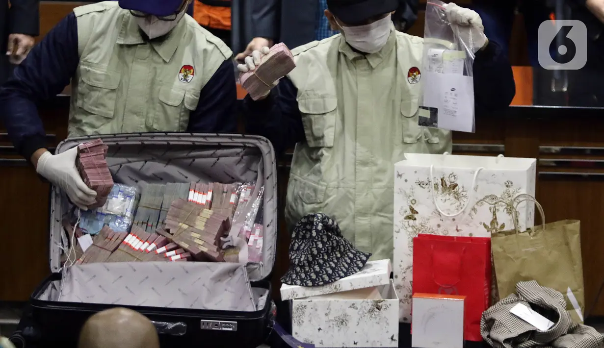 Petugas menunjukkan sejumlah barang bukti hasil OTT Bupati Penajam Paser Utara Kalimantan Timur, Abdul Gafur Mas’ud, Gedung KPK, Jakarta, Kamis (13/1/2022). Abdul Gafur Mas’ud ditetapkan sebagai tersangka kasus dugaan suap pengadaan barang dan jasa serta perijinan. (Liputan6.com/Helmi Fithriansyah)