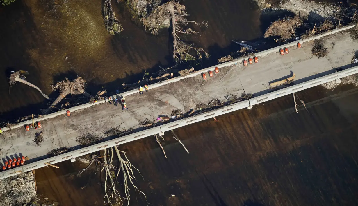 Jumlah korban tewas akibat banjir bandang di Texas, Amerika Serikat (AS) terus bertambah. Kini, korban tewas tercatat mencapai lebih dari 120 orang. (AP Photo/Gerald Herbert)