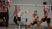 Timnas Voli Putra Indonesia saat melakukan latihan menuju SEA Games 2021 Vietnam. (Kemenpora)