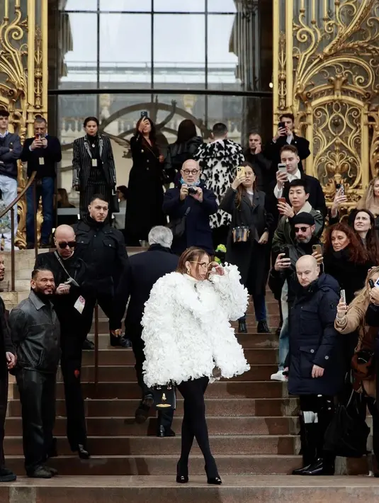 Serta tas dengan hiasan emas bentuk wajah yang ditaksir seharga US$5.990. [@jlo]