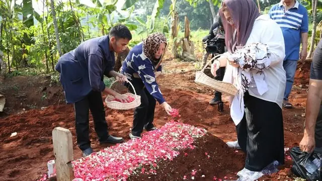 8 Momen Prosesi Pemakaman Chef Haryo Pramoe, Diiringi Tangis Haru Keluarga
