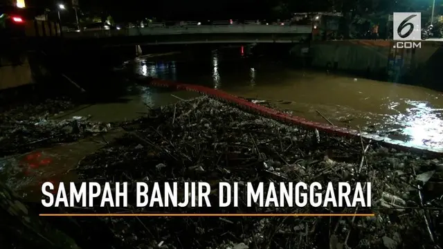 Sampah banjir yang sejak pagi tadi menumpuk di Pintu Air Manggarai malam ini kembali banyak lagi setelah hujan turun sore tadi.