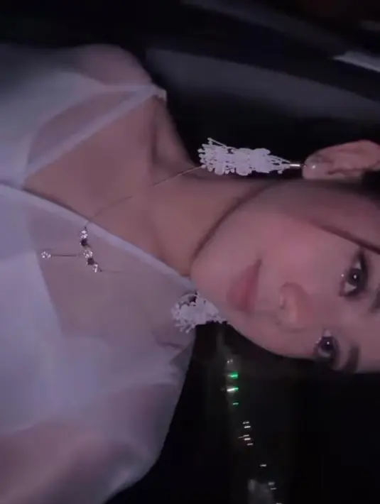 Hadir pula Ziva Magnolya yang tampil mengenakan dress organza putih, lengkap dengan anting-anting warna senada. [Foto: IG/zivamagnolya].