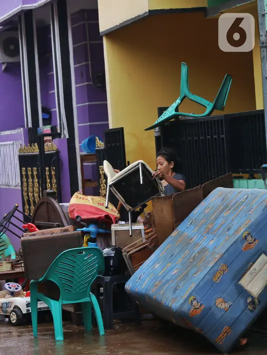 Warga mengeluarkan barang-barang mereka untuk dibersihkan setelah banjir melanda perumahan Ciledug Indah, Tangerang, Senin (21/2/2021). Banjir yang menggenangi perumahan itu membuat warga mengalami kerugian cukup besar karena barang-barang berharga mereka rusak parah. (Liputan6.com/Angga Yuniar)