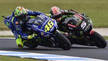 Pebalap Yamaha Tech 3, Johann Zarco (kanan), berduel dengan Valentino Rossi (Movistar Yamaha) pada balapan MotoGP Australia di Phillip Island, Minggu (22/10/2017). (Johann Zarco)