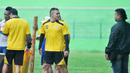 Cristian Gonzales (2kanan)  tengah berbincang dengan bodyguard saat sesi latihan di Stadion Gajayana, Malang, Senin (23/5/2016). (Bola.com/Iwan Setiawan)