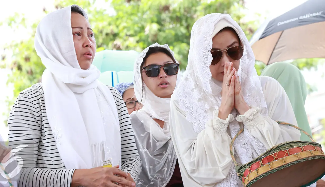 Presenter Terry Putri berdoa di depan makam ibunya di TPU Tanah Kusir‎, Jakarta, Minggu (5/2). Ibunda Terry Putri, Tiny Yusrip, meninggal dunia di RSPAD Gatot Subroto, Jakarta Pusat, Sabtu (4/2/2017) pukul 14.25 WIB. (Liputan6.com/Herman Zakharia)