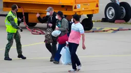 Setibanya, negara asal, para penumpang kapal pesiar MV Hondius akan menjalani isolasi selama 42 hari. Tampak dalam foto, para penumpang yang dievakuasi dari kapal pesiar MV Hondius, diduga terjangkit hantavirus, tiba di bandara Eindhoven, Belanda, Minggu 10 Mei 2026. (AP Photo/Peter Dejong)