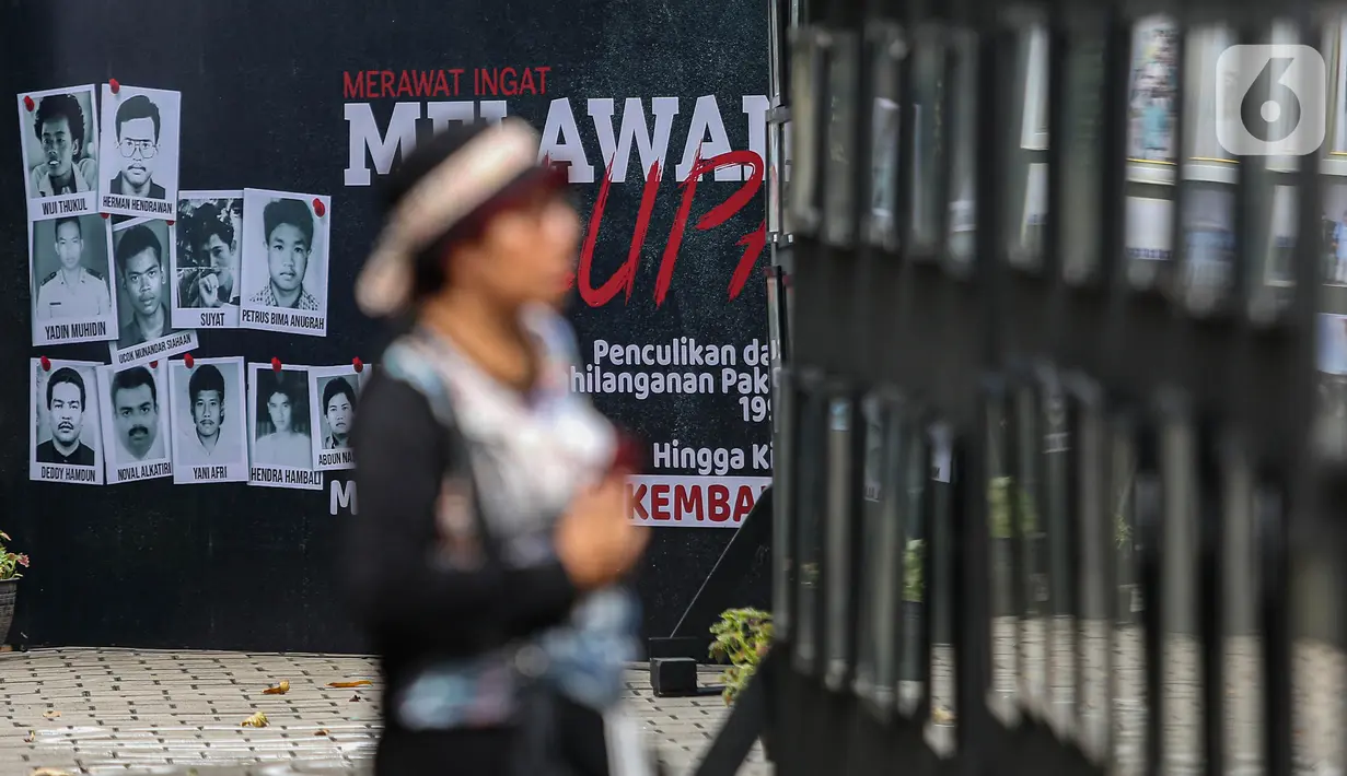 Pengunjung melihat instalasi peringatan 26 tahun Reformasi dan napak tilas pelanggaran HAM Orde Baru di Jl Diponegoro, Jakarta, Selasa (21/5/2024). Aksi tersebut digelar untuk mengenang 26 tahun Reformasi, dimana aksi ini bercerita tentang kekerasan Orde Baru untuk melanggengkan kekuasaan. (Liputan6.com/Angga Yuniar)