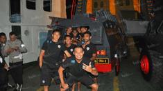 Keceriaan pemain Arema Cronus saat berada di atas mobil rantis Polri di dalam kapal feri seusai bertanding melawan Madura United di Stadion Gelora Bangkalan, Jumat (6/5/2016). (Bola.com/Iwan Setiawan)