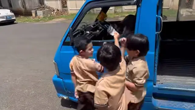 Potret anak-anak Ashanty dan Meisya Siregar naik angkot (Sumber: Instagram/meisya_siregar)