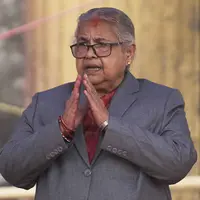 Sushila Karki dilantik Presiden Nepal Ram Chandra Paudel sebagai Perdana Menteri setelah ribuan aktivis memberikan suara melalui aplikasi daring Discord. (AP Photo/Niranjan Shrestha)