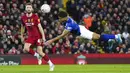 Pemain Everton, Dominic Calvert-Lewin, menyundul bola saat melawan Liverpool pada laga Piala FA di Stadion Anfield, Minggu (5/1/2020). Liverpool menang 1-0 atas Everton. (AP/Jon Super)