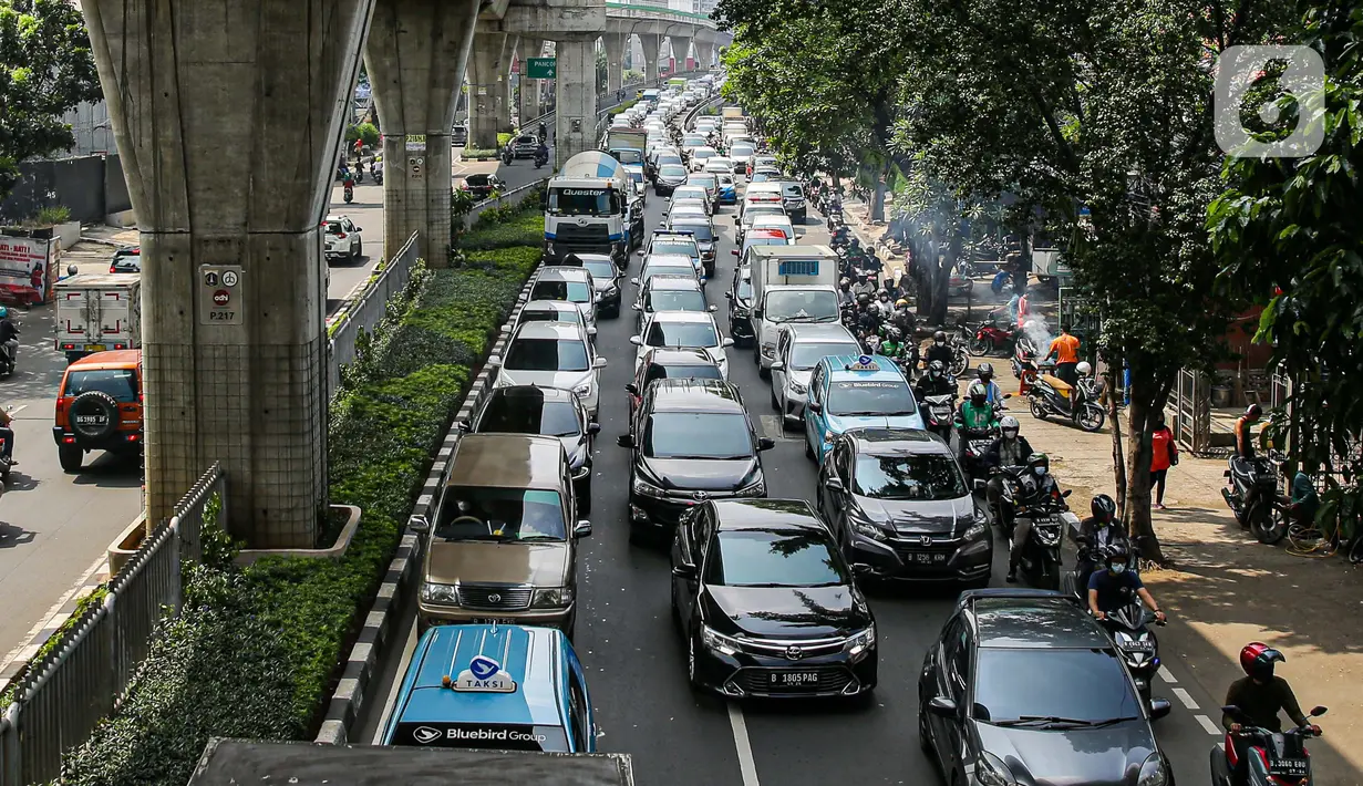 Kendaraan terjebak macet di Jalan Kapten Tendean, Mampang Prapatan, Jakarta, Senin (7/6/2021). Kemacetan arus lalu lintas dari arah Jalan Kapten Tendean menuju kawasan Blok M disebabkan penyempitan jalan karena adanya proyek galian SJUT yang memakan sebagian badan jalan. (Liputan6.com/Faizal Fanani)