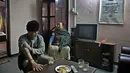Min Bahadur Sherchan bersama istrinya menikmati teh usai Yoga di Kathmandu, Nepal, (12/4). Kakek dari 17 cucu ini meraih rekor pertamanya pada Mei 2008, namun rekornya digagalkan pendaki Jepang berusia 80 tahun di 2013. (AP Photo / Niranjan Shrestha)