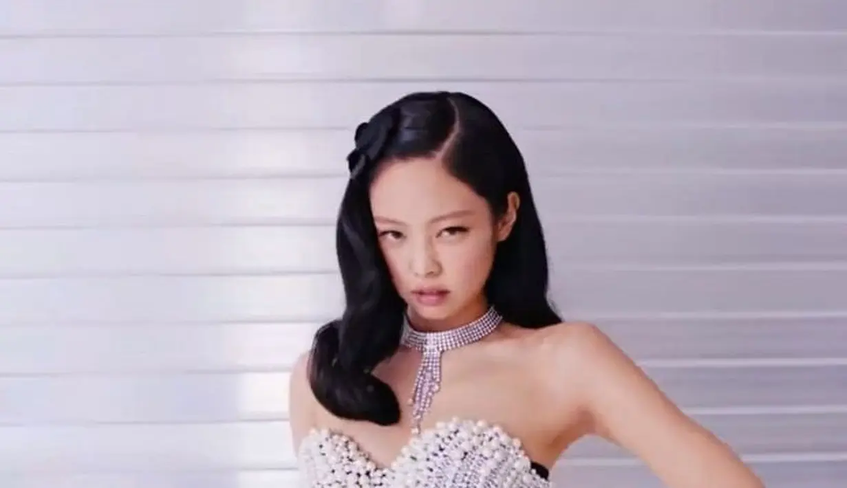 Korset tersebut dipadukan dengan aksesori kalung silver panjang, kaki jenjang Jennie pun semakin terlihat dengan menggenakan platform heels hitam bertali. Credit: YG Entertaiment